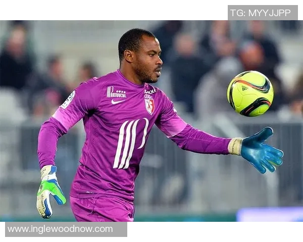 紫色衣服的足球明星如何在赛场上展现独特风采与个人魅力